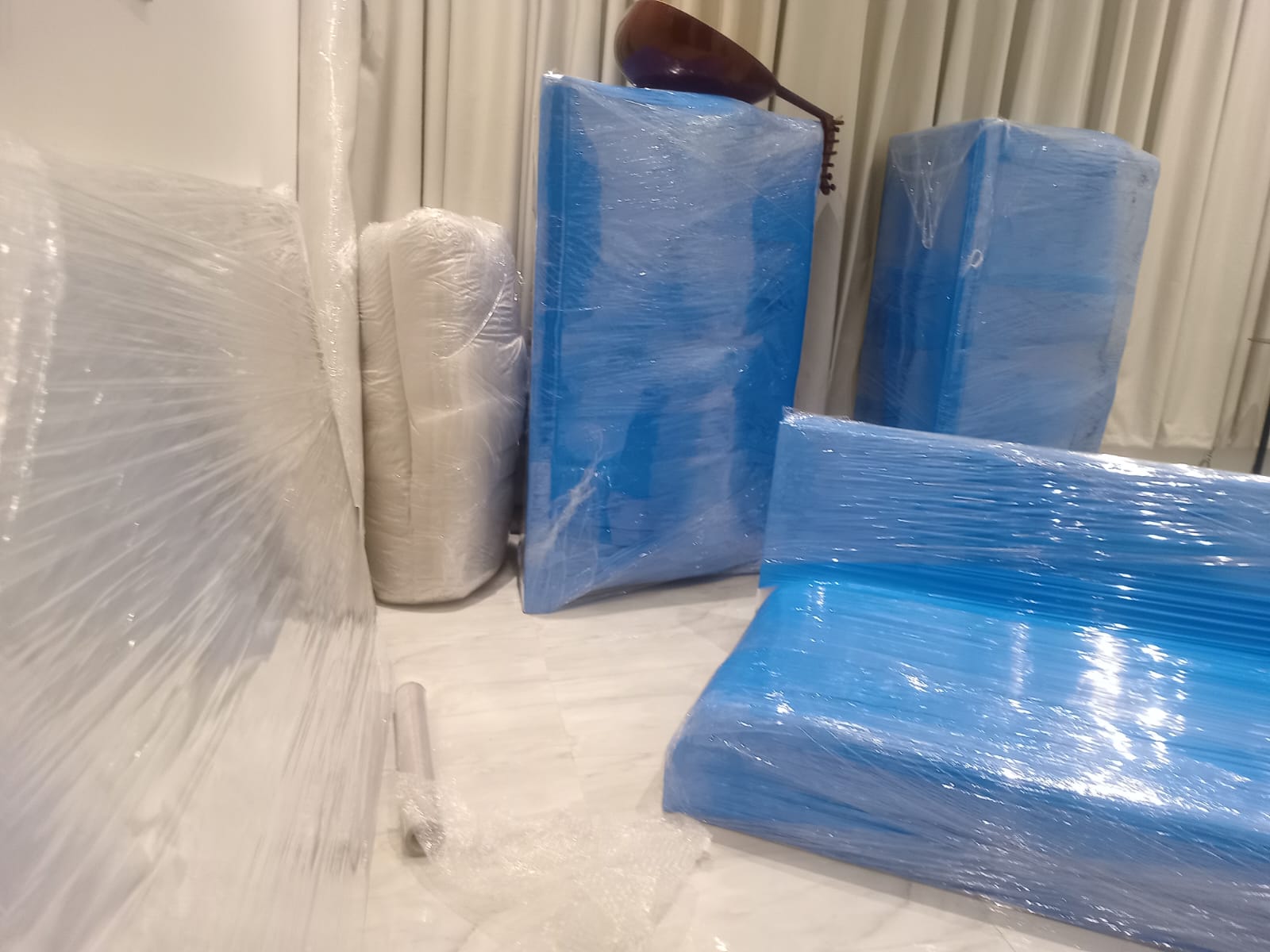 فك الأثاث قبل نقله من جدة إلى الرياض
